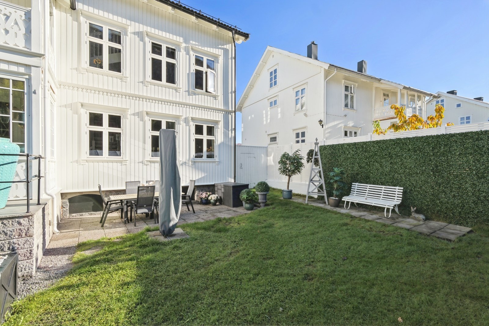 Koselig solrik uteplass med betongheller Galleribilde