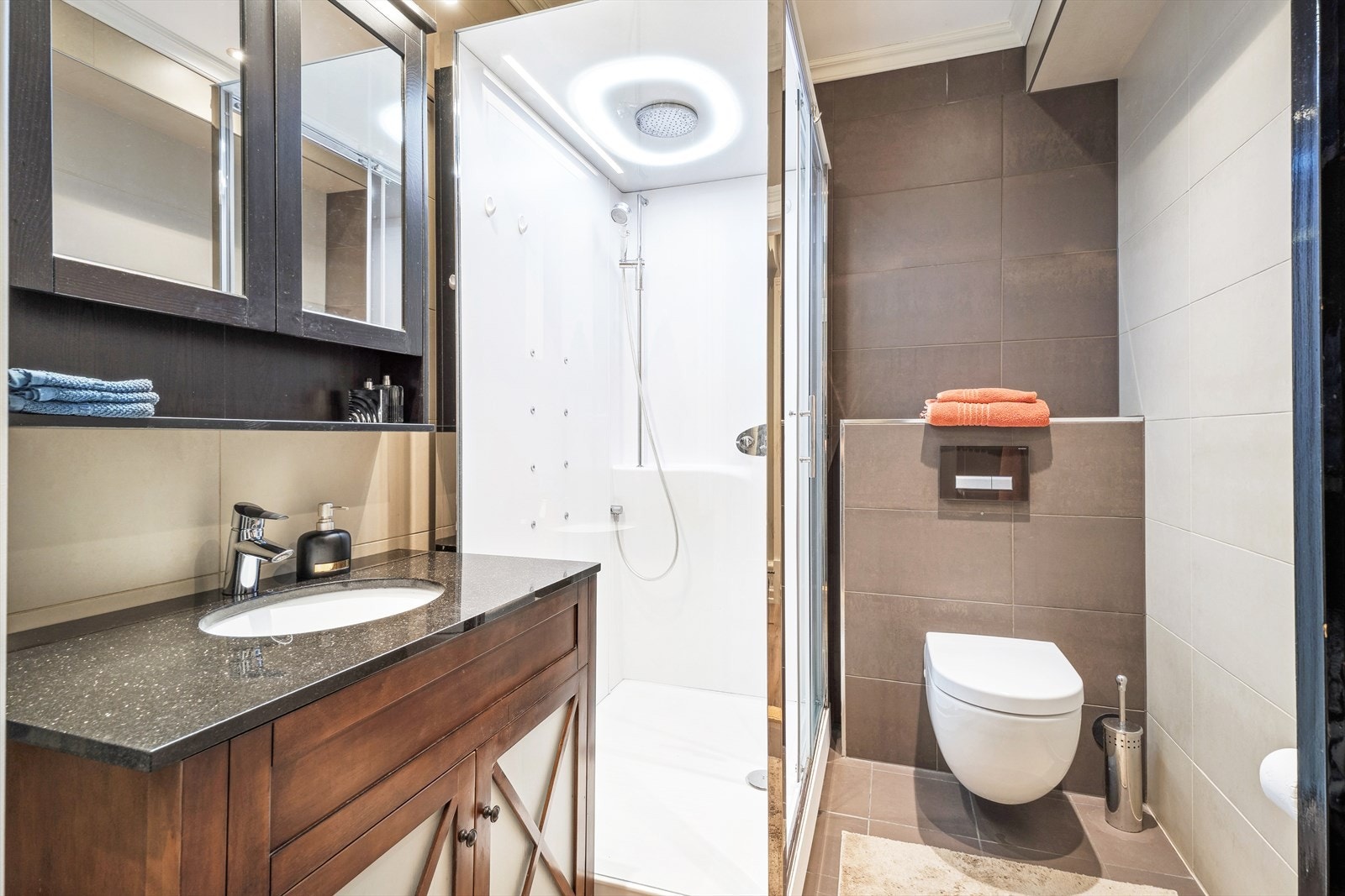 Bad nr. i 2 etasje. Fliser på gulv og vegger Galleribilde