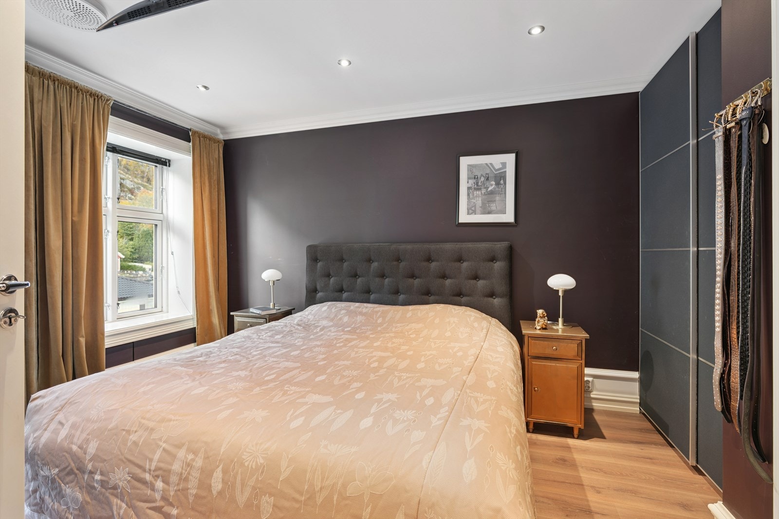 Soverom mot nord i 2 etasje. Garderobeskap med skyvedør. Galleribilde