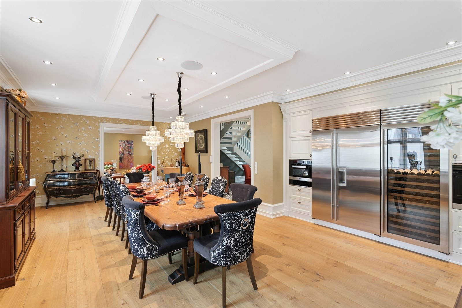 Her er det bare å dekke på langbordet, stor fin plass med høyttalere i taket Galleribilde