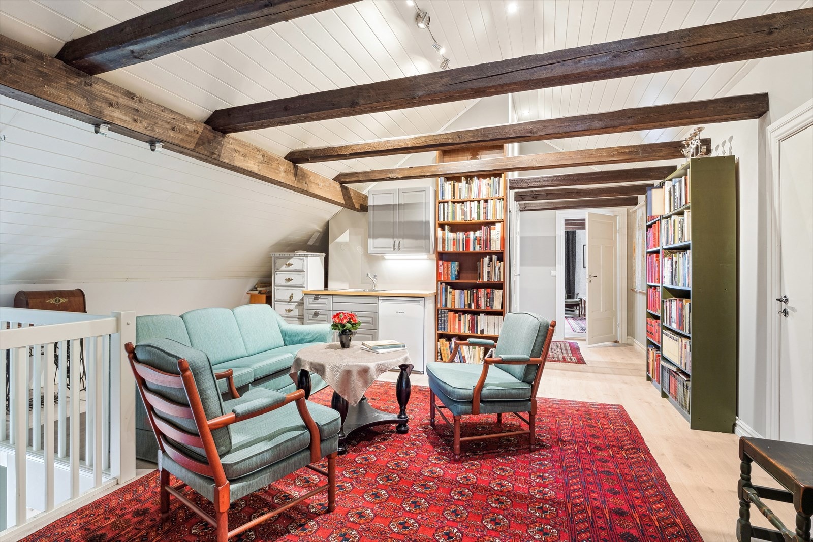 Koselig loftstue med en liten kjøkkenkrok Galleribilde