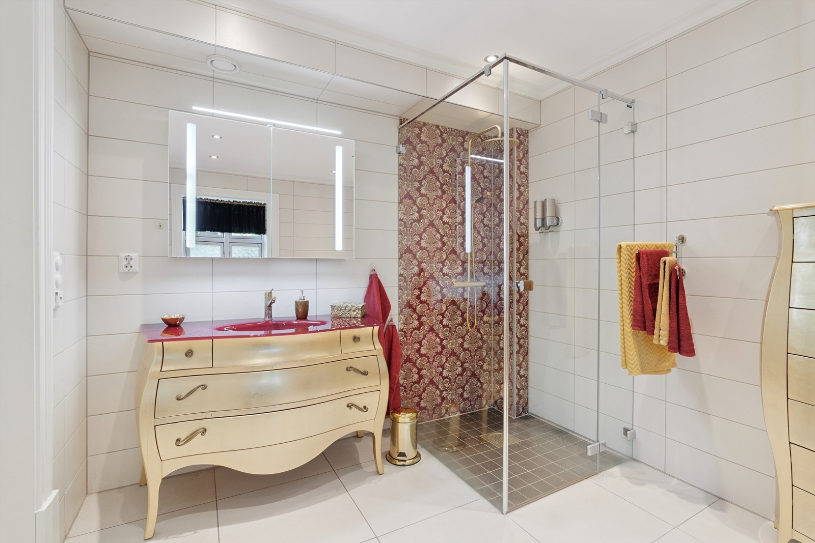 Her går det i gull og rød servant Galleribilde