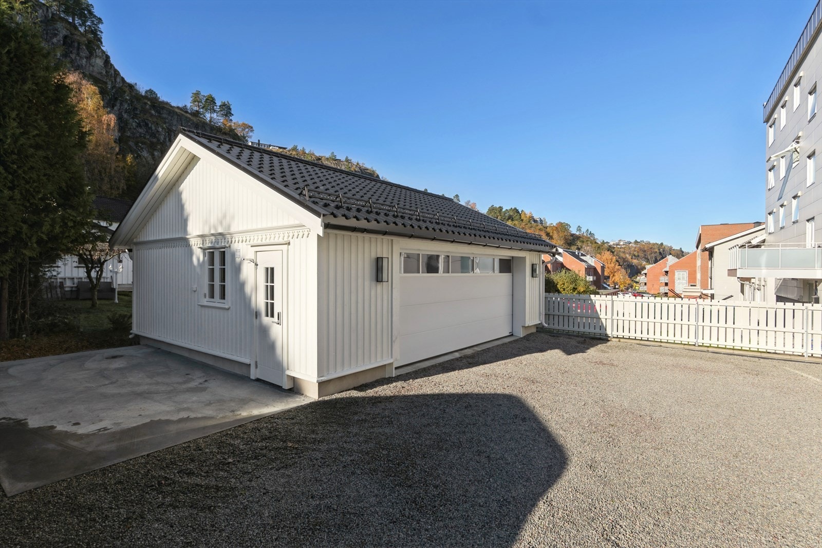 Ny flott dobbel garasje som er bygget i 2025 Galleribilde