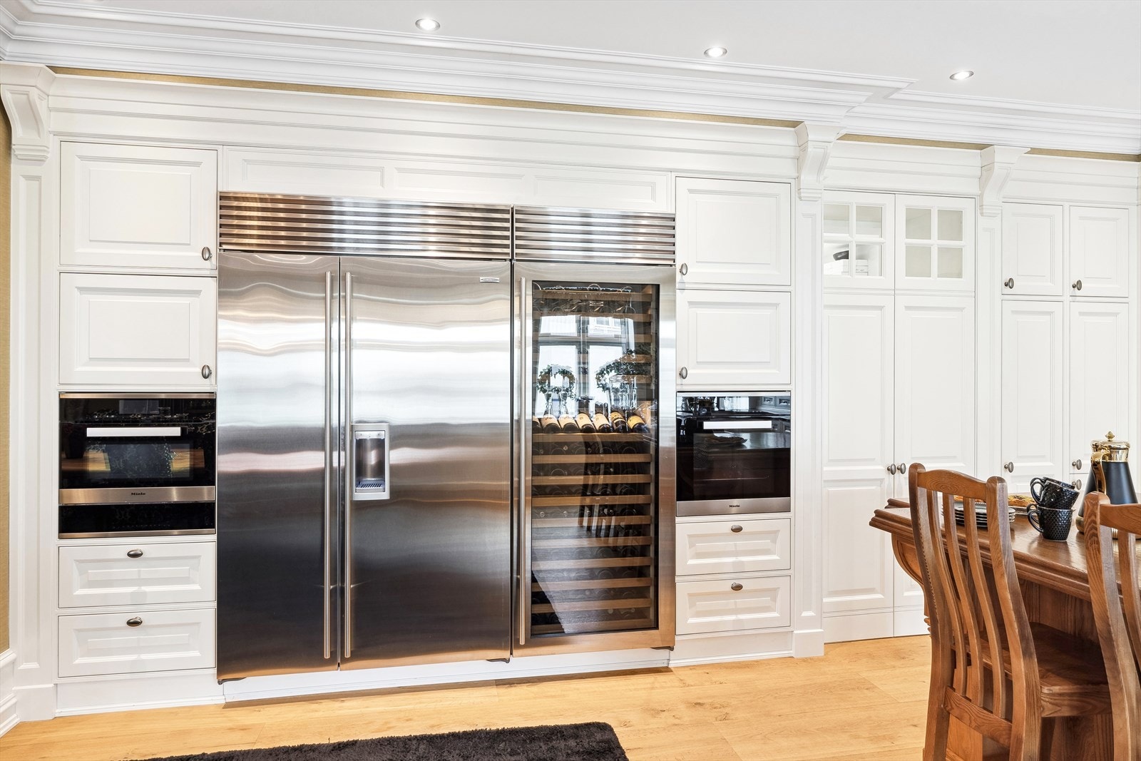 Integrerte hvitevarer av høykvalitet. Sub -Zero vinskap, kjøl/frys med vann og isbiter, Miele stekeovner. Galleribilde