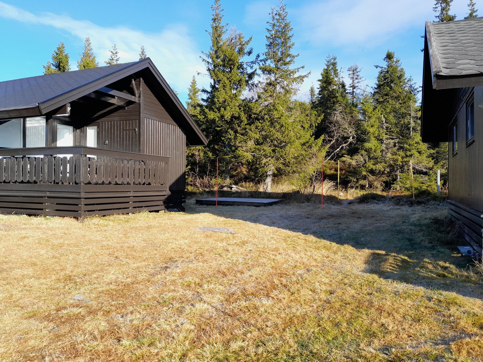 Tunet mellom hytte 36 og nabohytta. Galleribilde