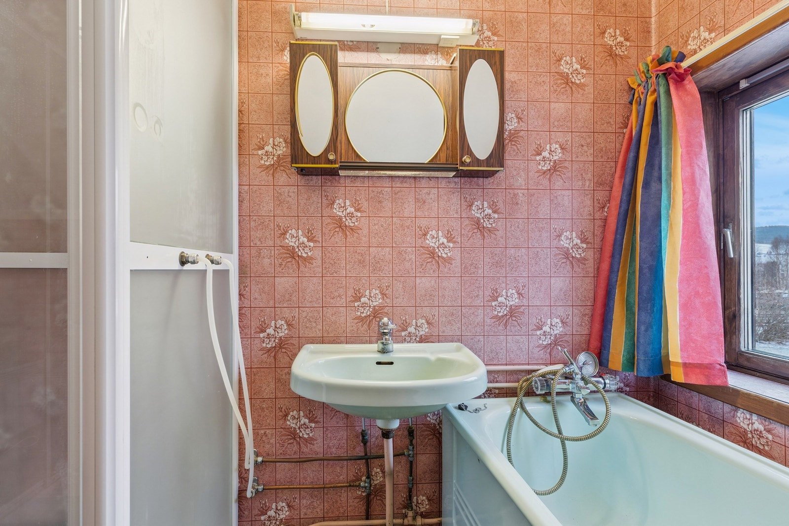 Badet i loftsetasjen er innredet med badekar og servant. Galleribilde