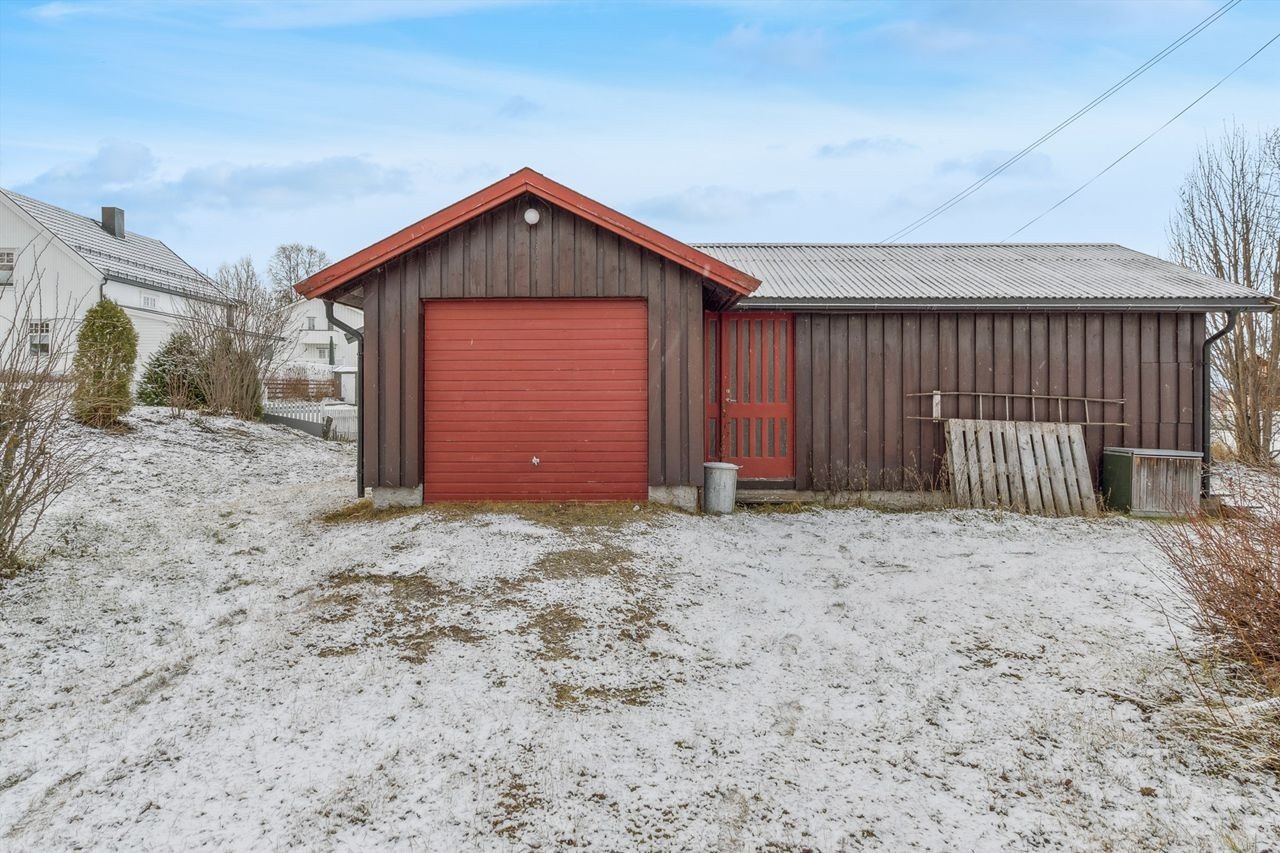 Frittstående garasjebygning på 42 m² med garasjerom, bod og vedbod. Galleribilde