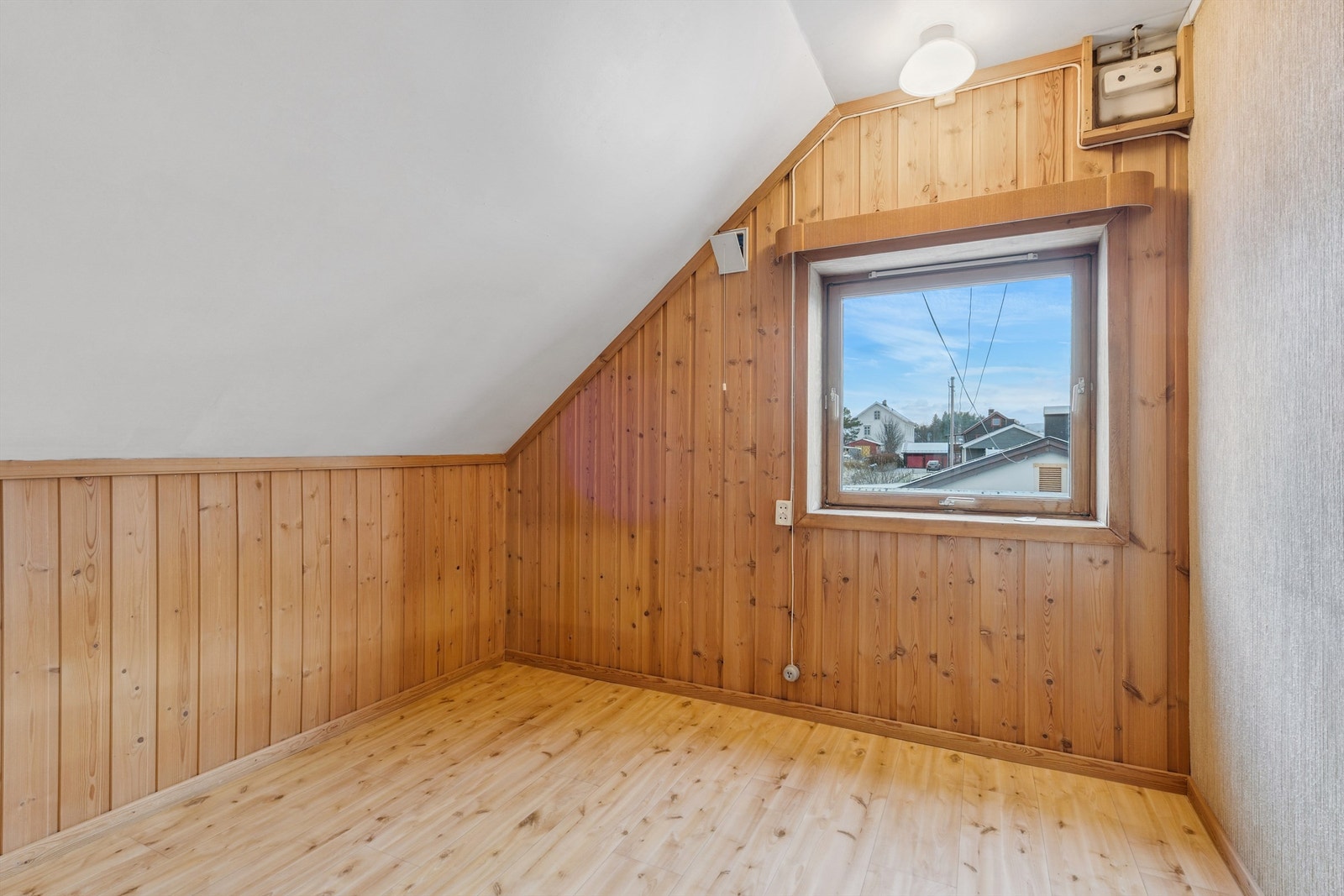 Ett av tre soverom i boligens loftsetasje. Galleribilde