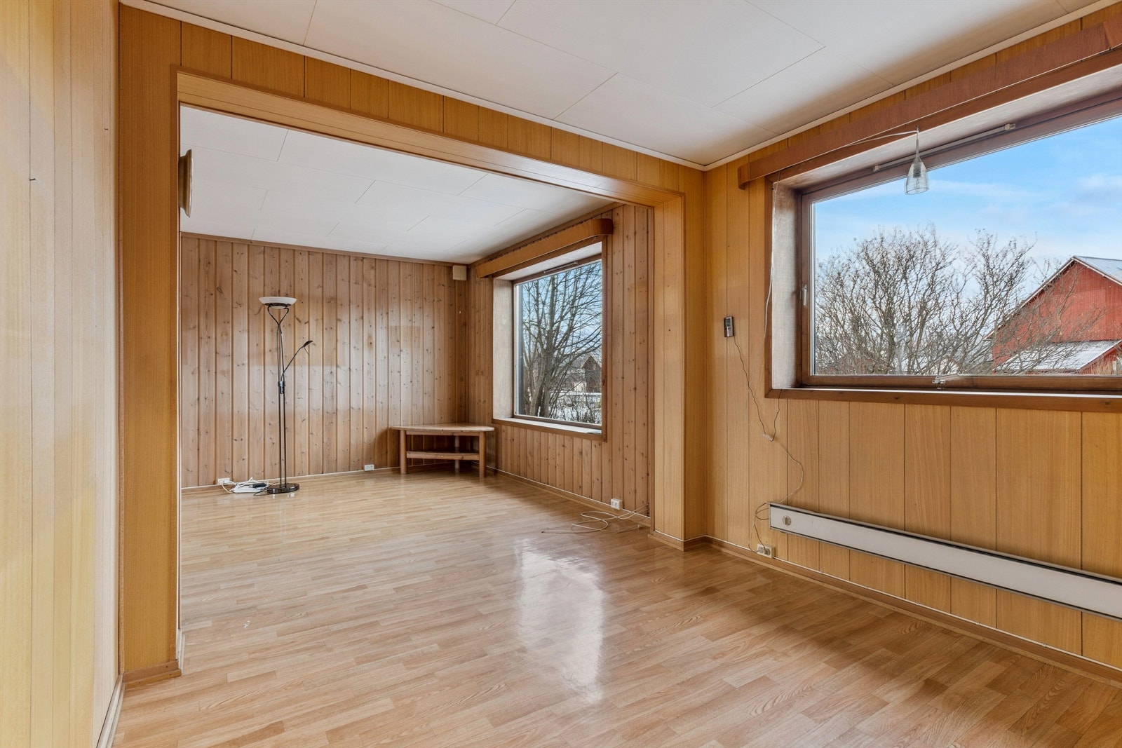 Spisestuen har plass til et stort spisebord og ligger i praktisk tilknytning til kjøkkenet. Galleribilde