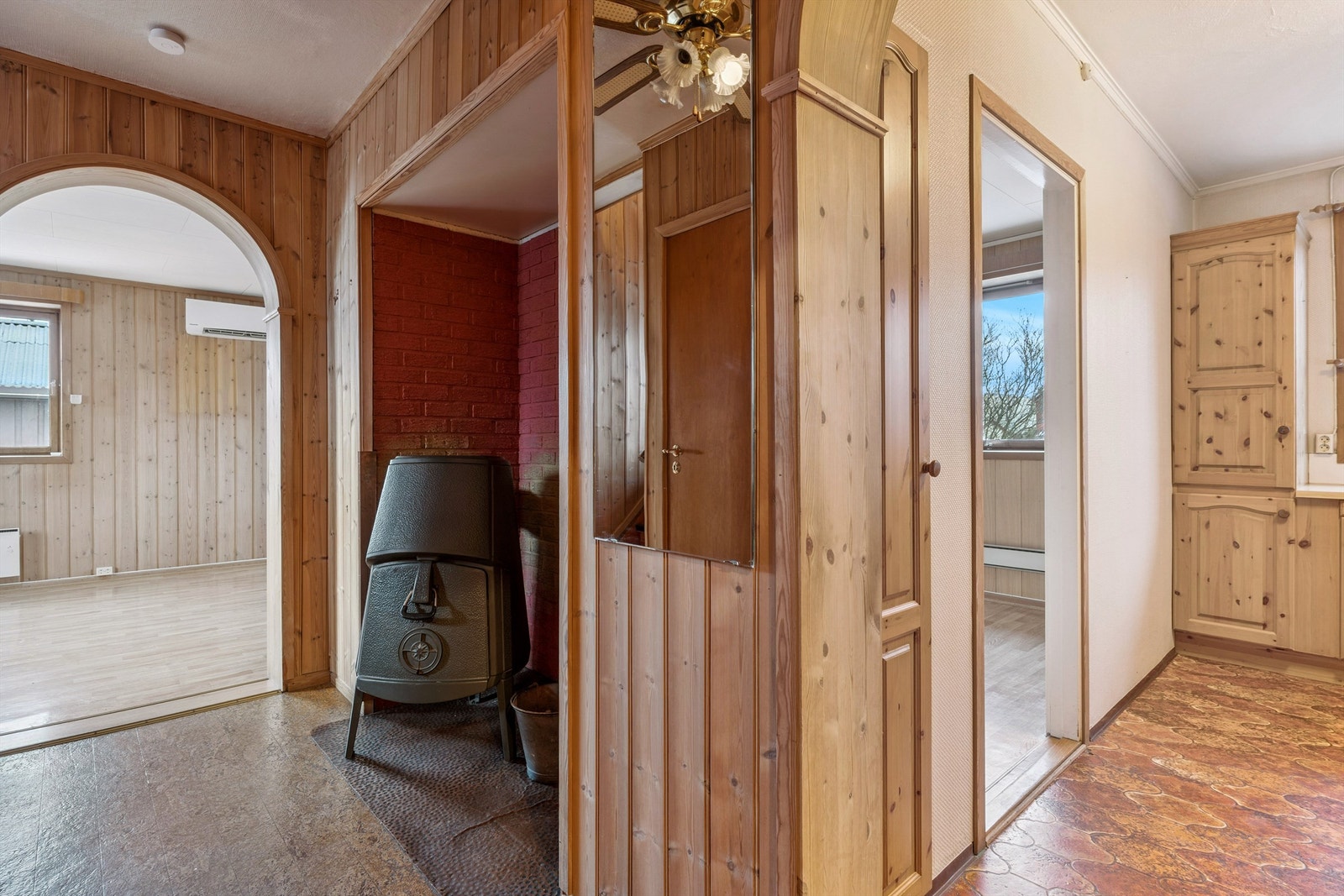 Fra entreen er det tilgang til stue, kjøkken og trapperom. Galleribilde