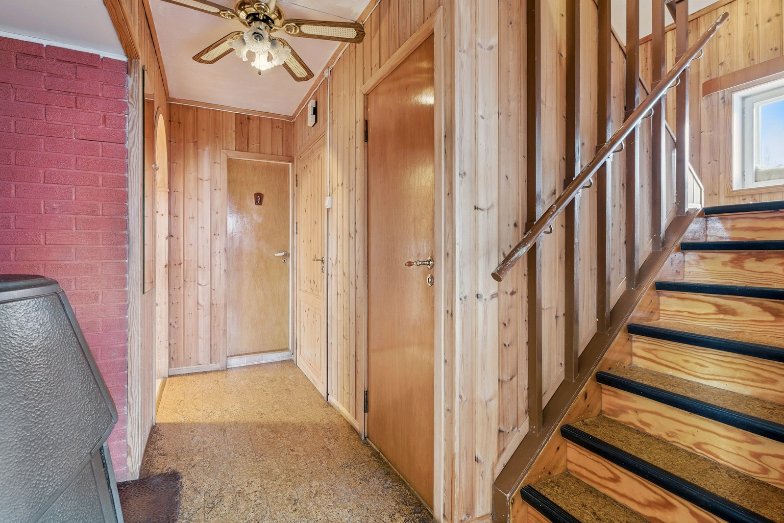 Malt tretrapp med belegg på trinnene forbinder første etasje med loftet. Galleribilde