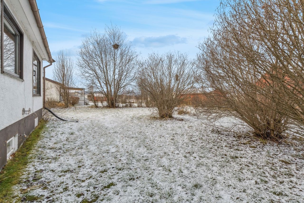 Tomten ligger skjermet fra trafikken i Kongsveien. Galleribilde