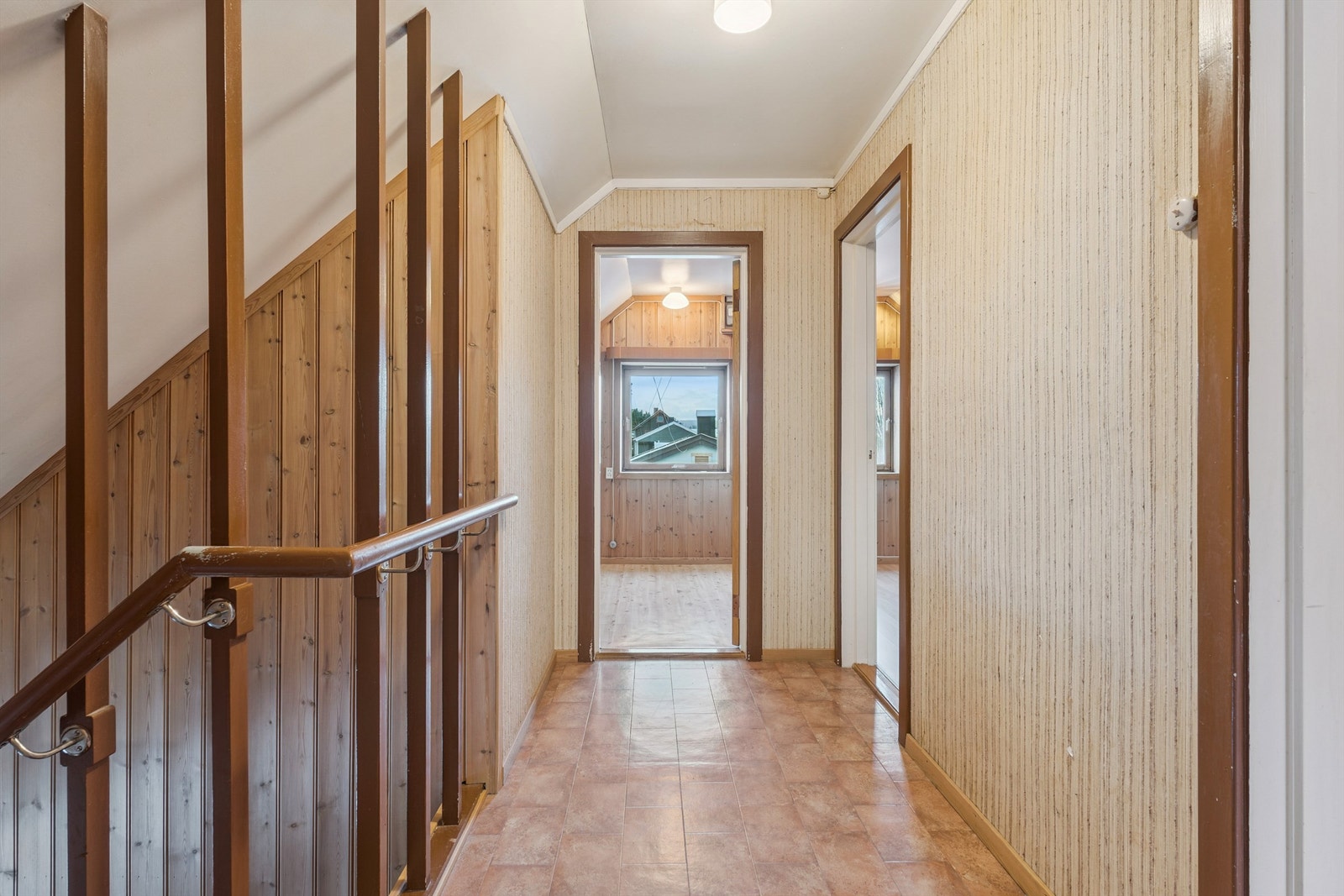 Gang i loftsetasjen som forbinder soverommene og badet. Galleribilde