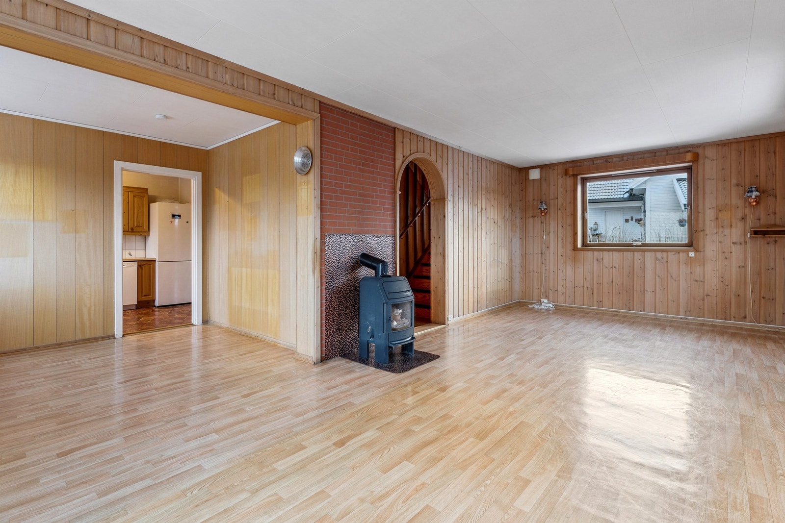 Stuen fungerer som et sentralt knutepunkt i boligens første etasje. Galleribilde