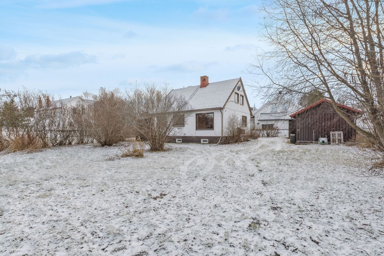 Eiendommen har en stor og skjermet hage med plen og busker. Galleribilde