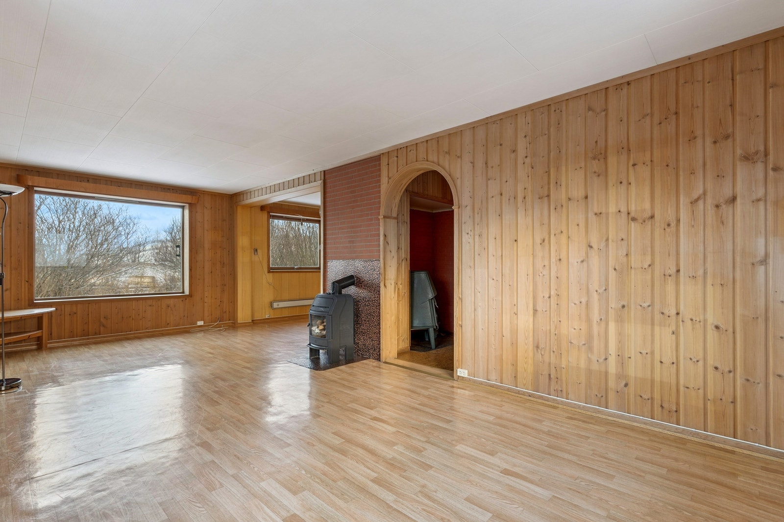 Stuen er delt inn i soner, med en egen del for spisestue. Galleribilde