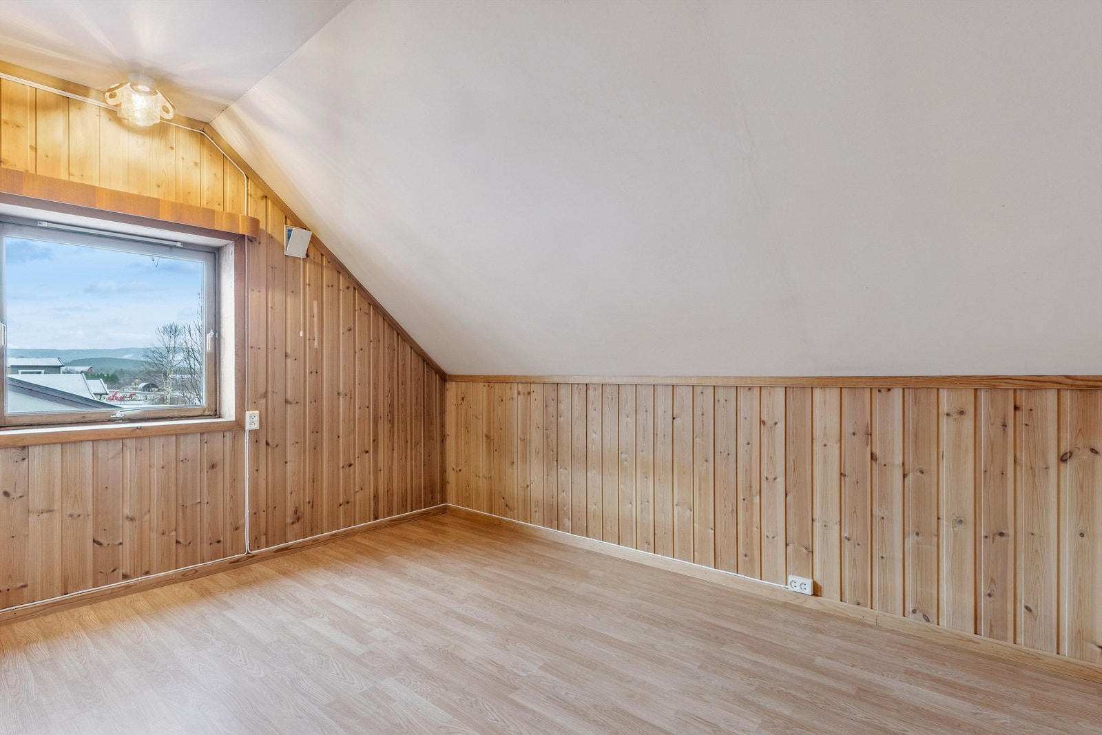 Soverom med skråtak som gir en lun atmosfære og plass til seng og oppbevaring. Galleribilde