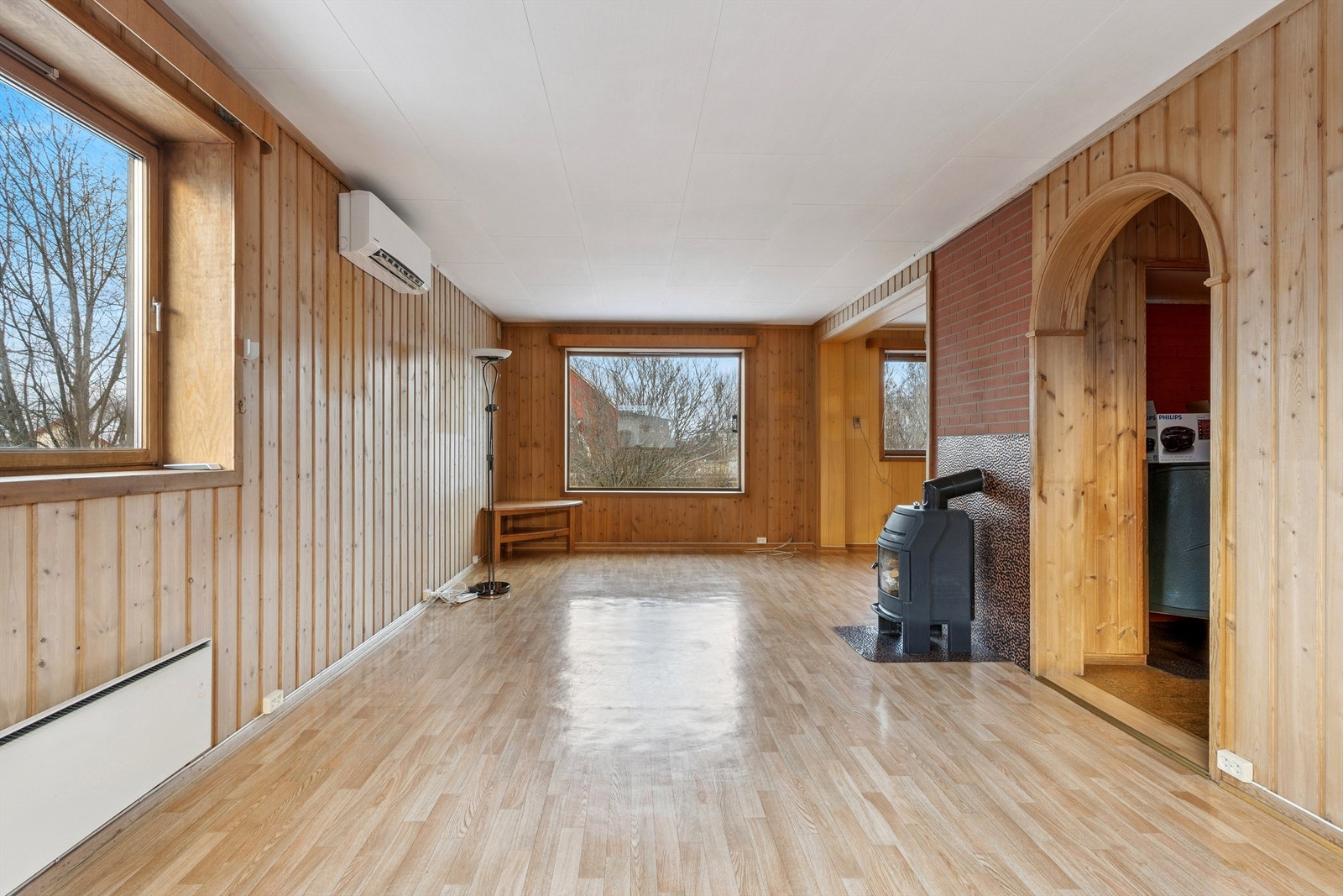 Stuen har en varmepumpe installert i 2019 og en vedovn som gir effektiv oppvarming. Galleribilde