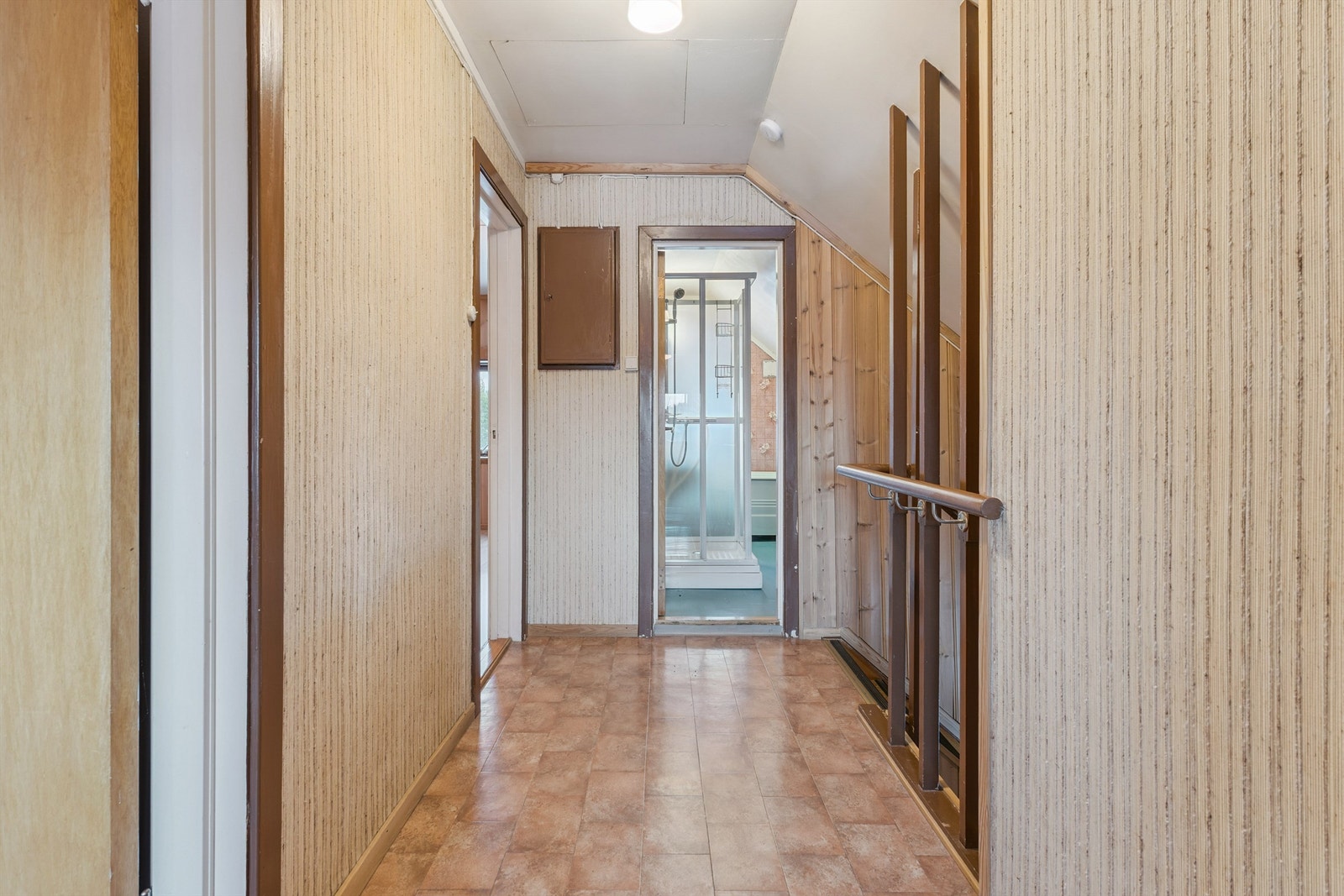 Loftsetasjen inneholder tre soverom, bad og kott for lagring. Galleribilde