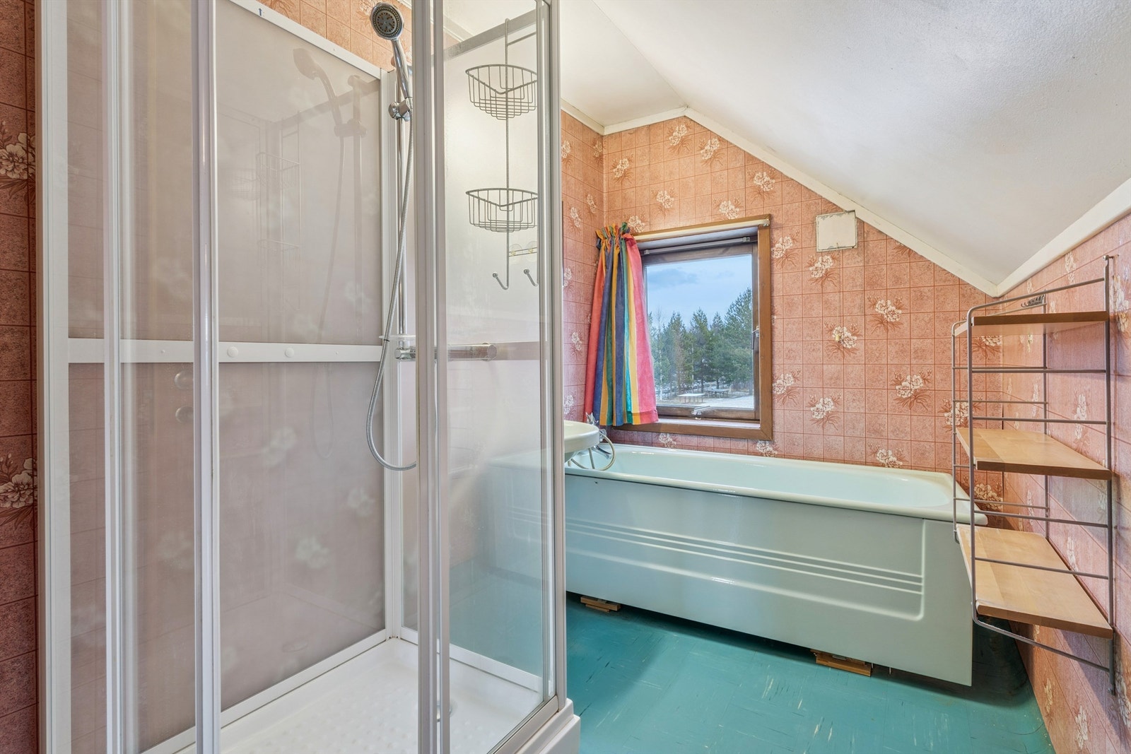 I tillegg til badekar, er badet også utstyrt med et dusjkabinett. Galleribilde