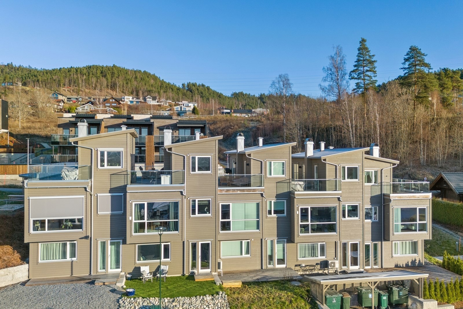 Her vil du bo på et relativt nytt boligfelt i et barnevennlig område med marka i umiddelbar nærhet. Galleribilde