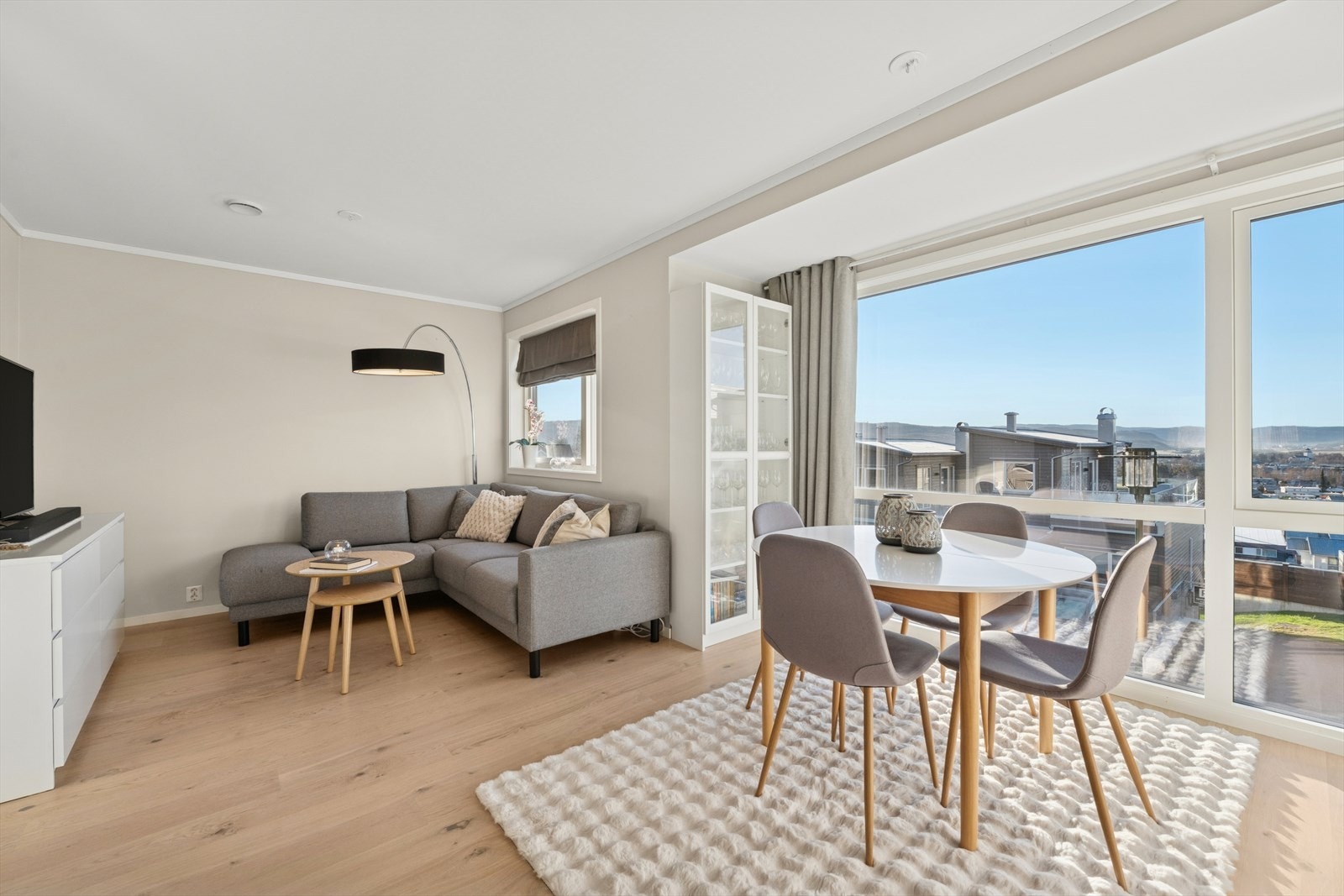 Stuen/spisestuen er et innbydende og lyst rom. Galleribilde