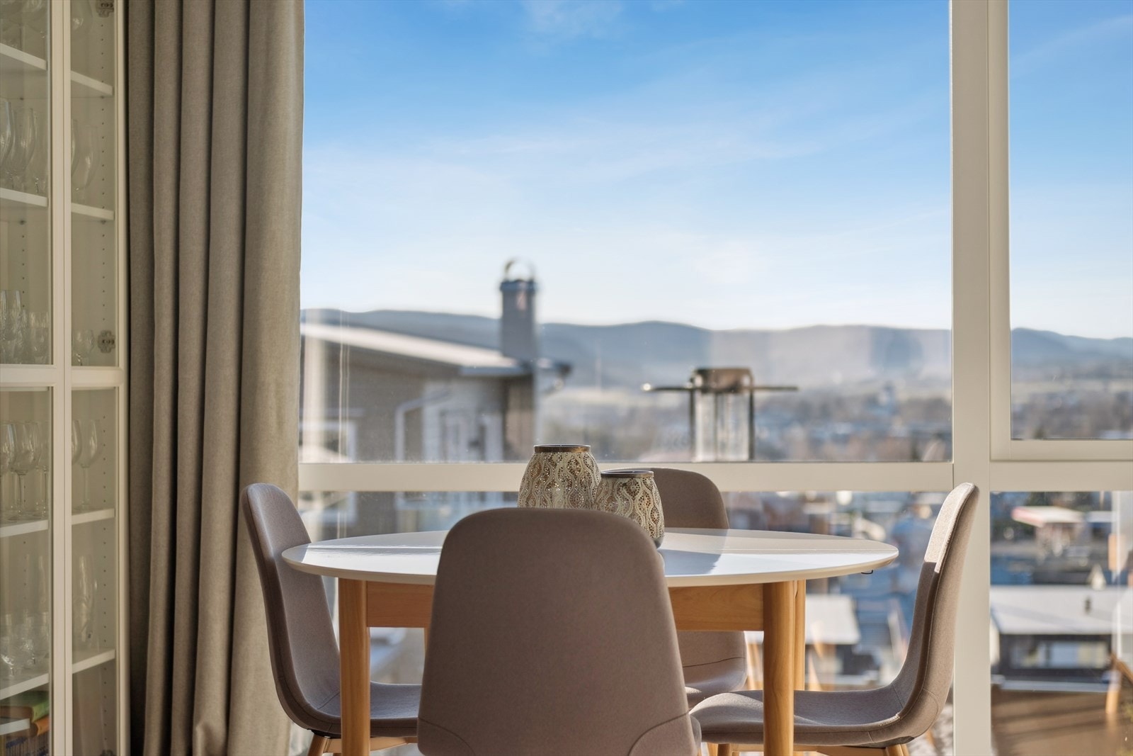 Her kan man nyte måltidet til fin utsikt. Galleribilde