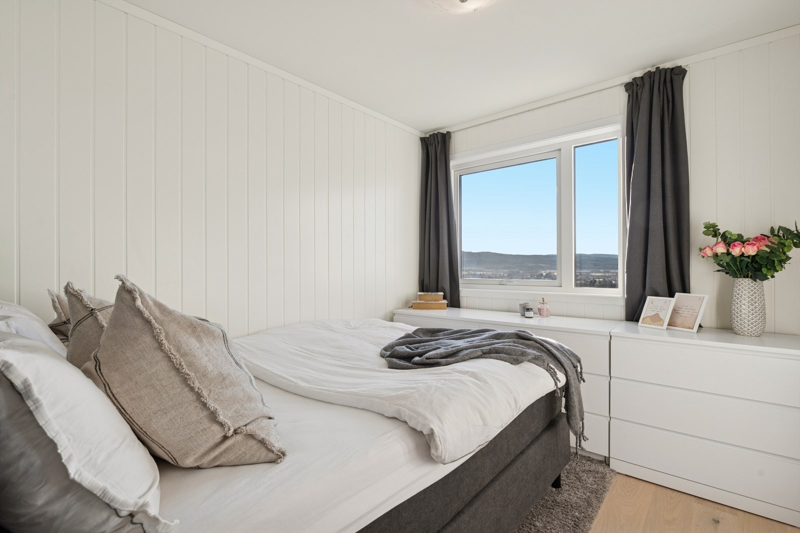 Boligen har fire gode soverom hvorav to av dem ligger i u. etasje og de to andre rommene i 2. etasje. Galleribilde