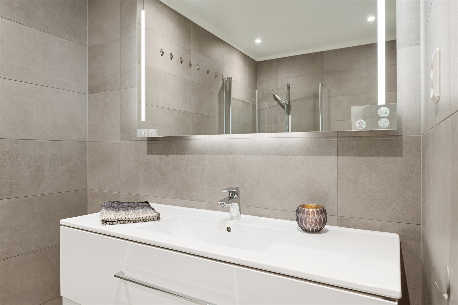 Baderommene har flislagte overflater og behagelig gulvvarme. Galleribilde