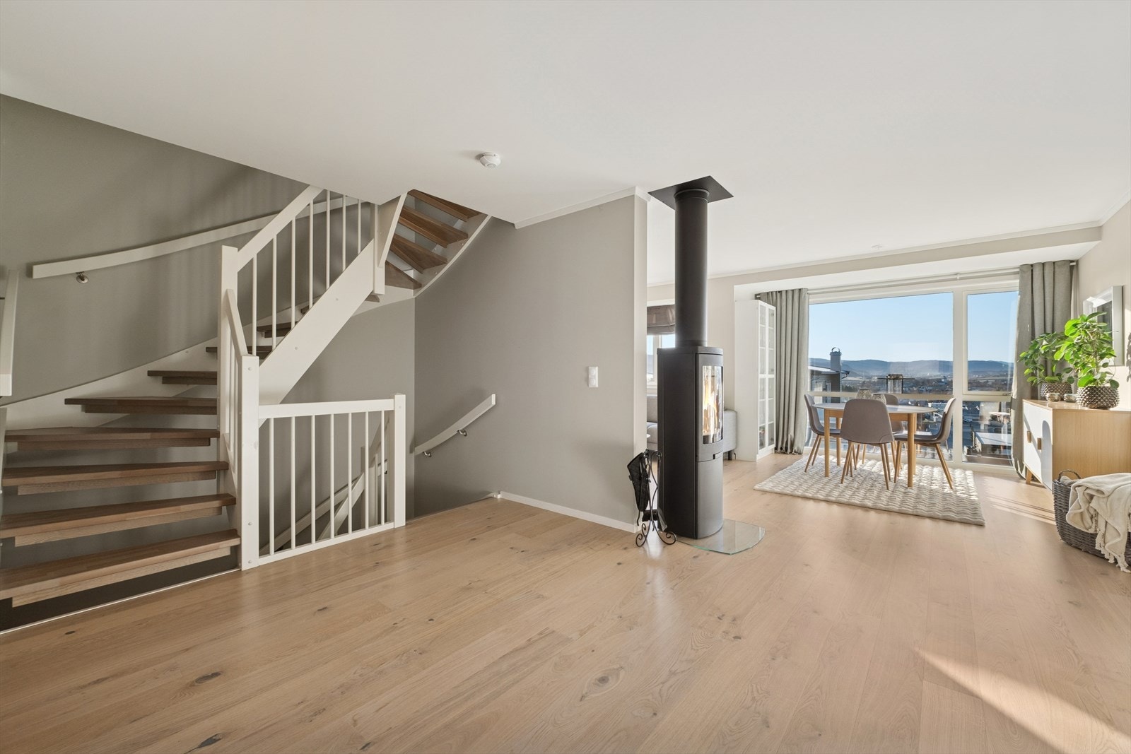 Peisovnen bidrar til varme og hygge i oppholdsrommet. Varmepumpe montert ved kjøkkenet. Galleribilde