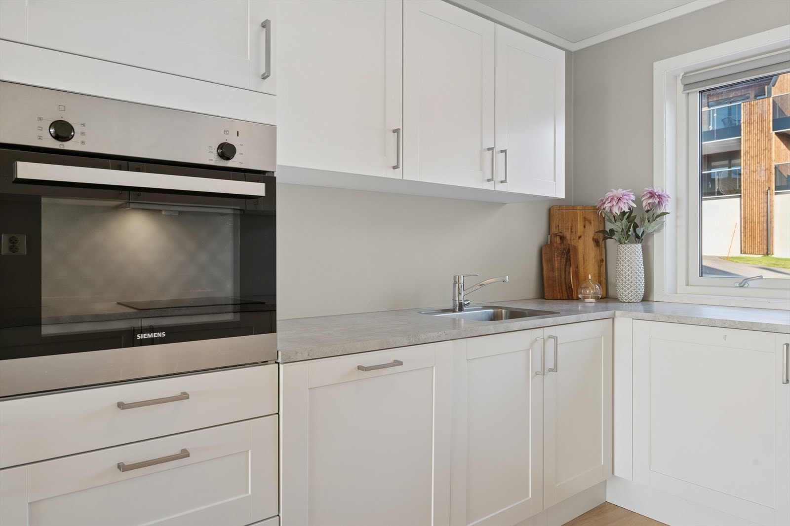 Integrerte hvitevarer som stekeovn, induksjonstopp, oppvaskmaskin og kjøl-/fryseskap medfølger ved salg. Galleribilde