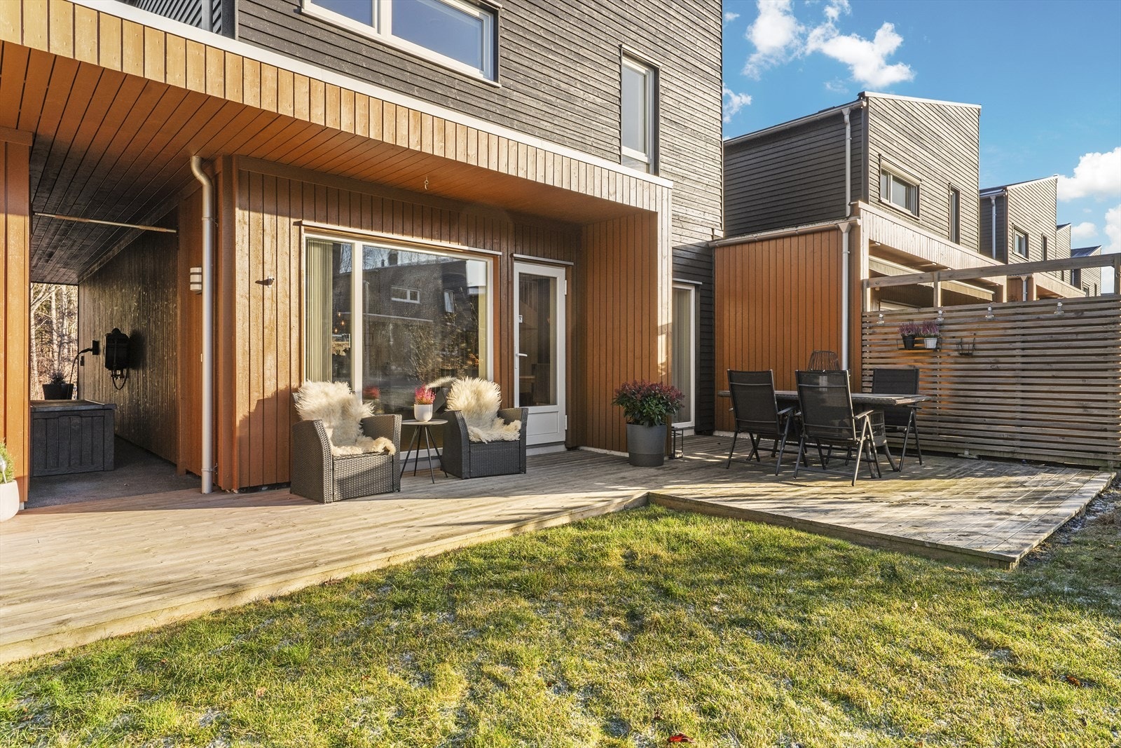 Terrassen er vendt mot sydvest og har gode solforhold - levegg mot sydøst skjermer mot nabo Galleribilde