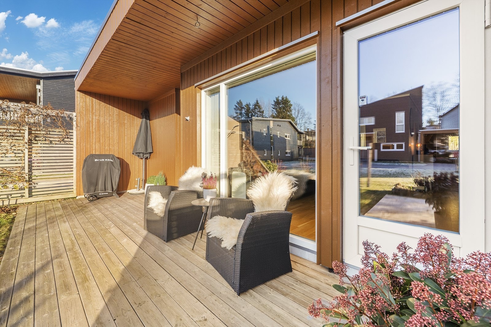 Hyggelig uteplass med plass til utegruppe Galleribilde