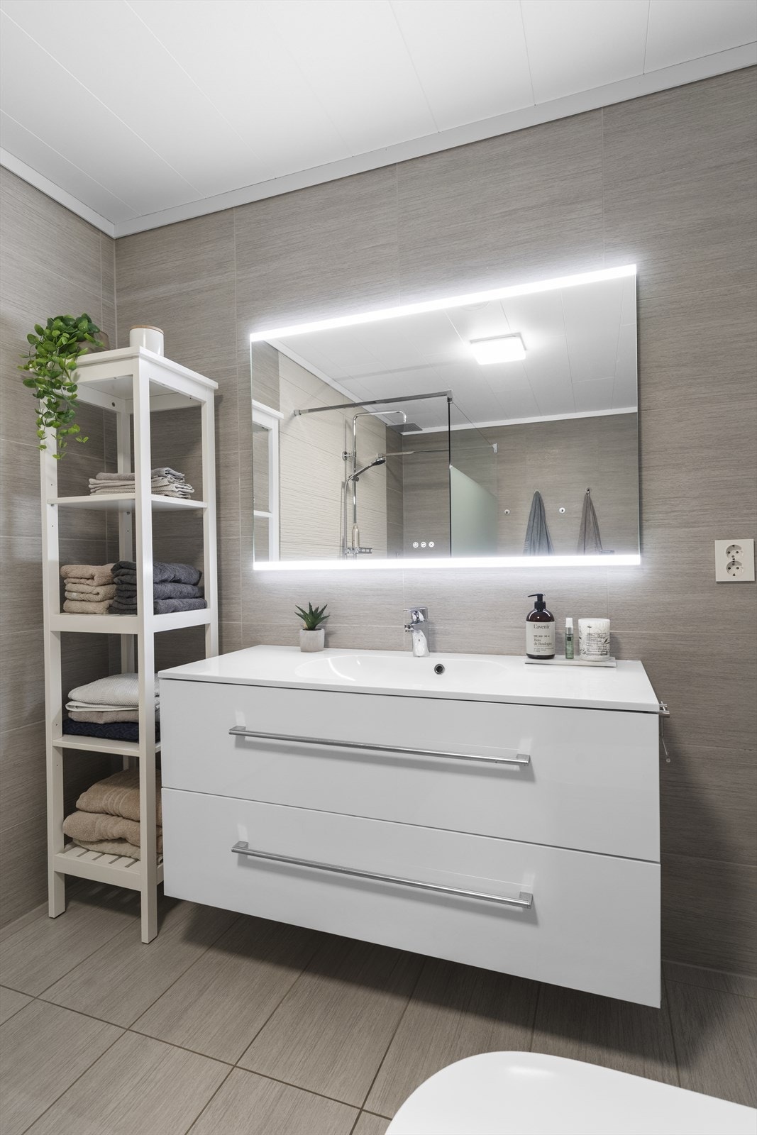 Baderomsinnredning med dype skuffer og overliggende heldekkende servant Galleribilde