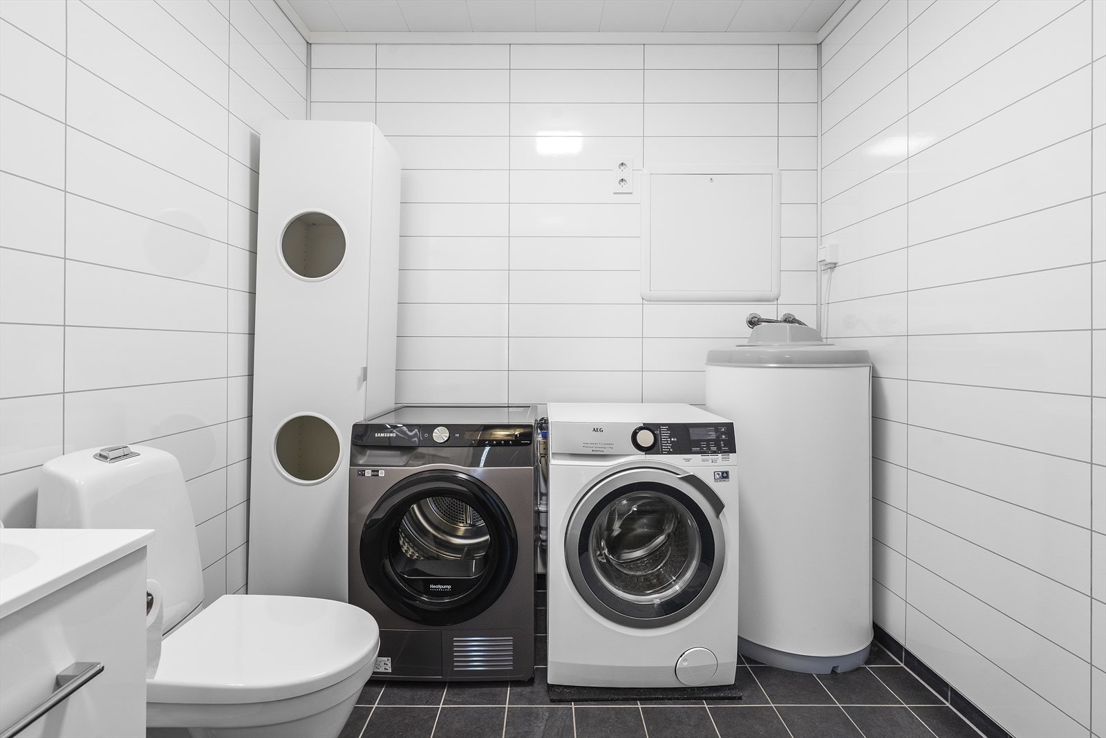 Opplegg til vaskemaskin/tørketrommel, varmtvannsbereder og rør-i-rør skap Galleribilde