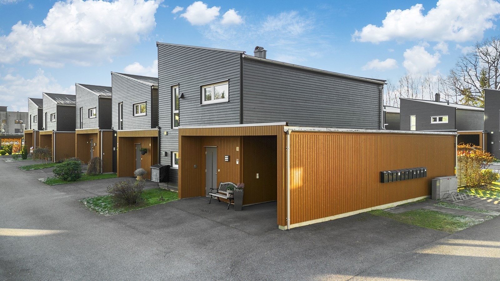 Rekkehuset har en god intern beliggenhet på enden av rekken, bakerst på boligfeltet Galleribilde