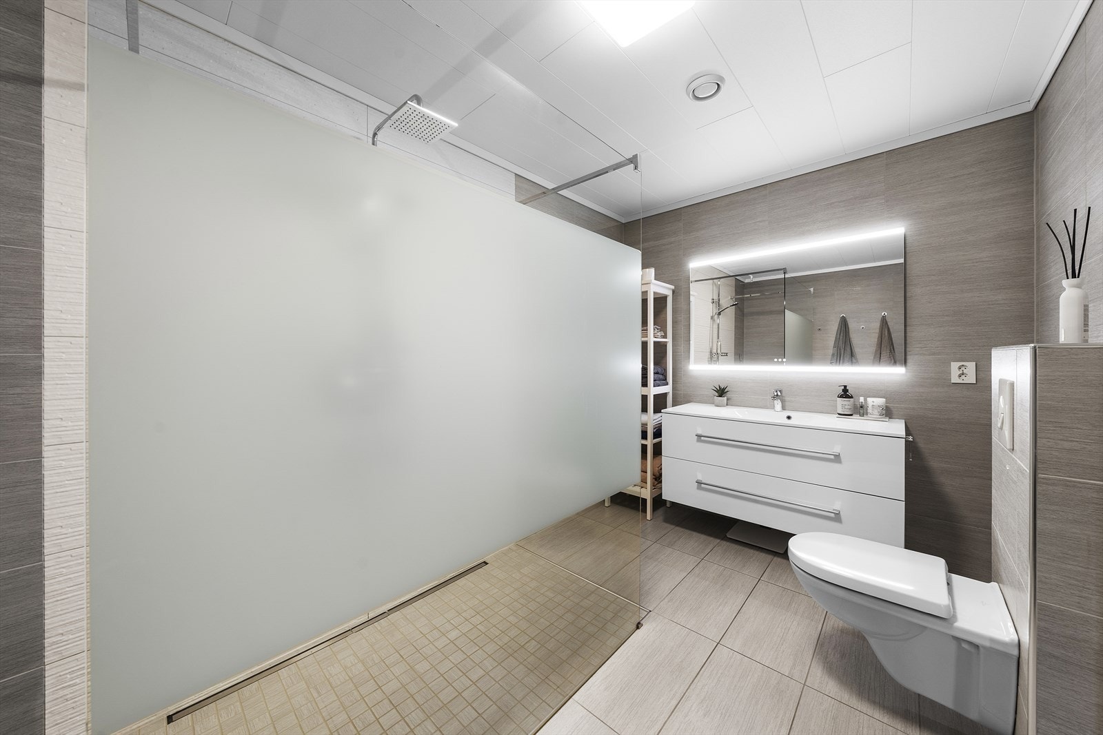 Innbydende og helfliset baderom i 2. etasje med varme i gulv Galleribilde