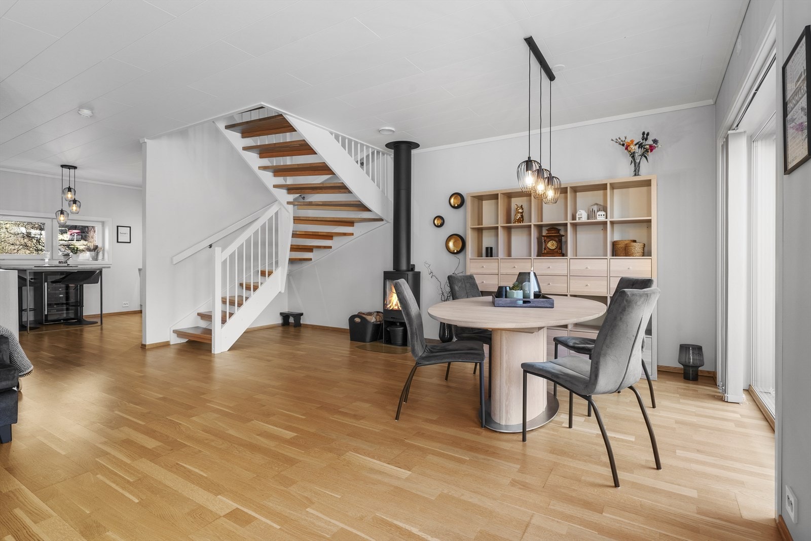 Stue og spisestue er i åpen løsning Galleribilde