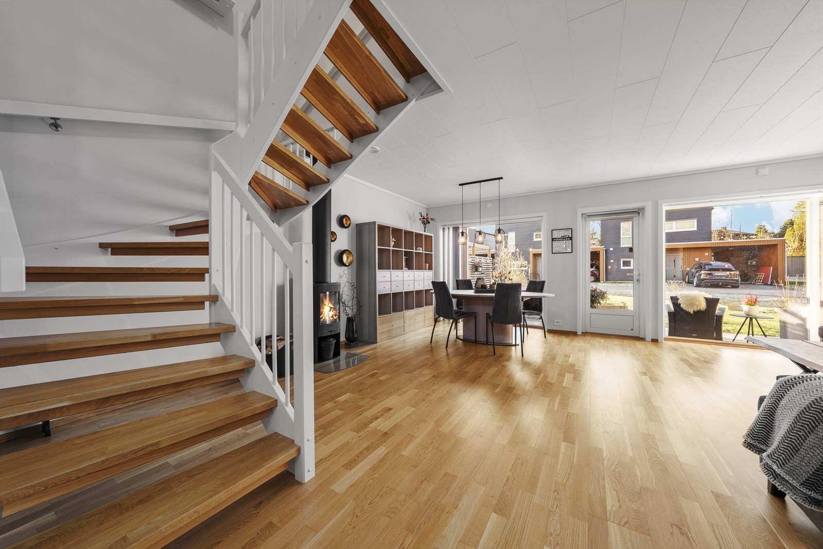 Åpen og luftig stue med utgang til terrasse mot sydvest Galleribilde