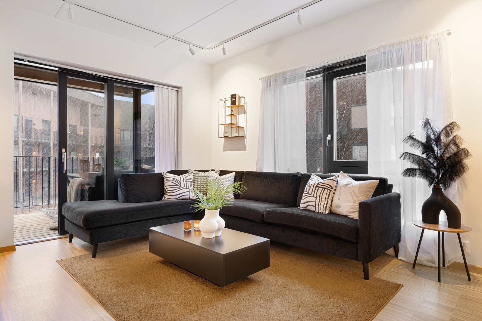 Det er verdt å nevne at leiligheten befinner seg i et område med fantastisk kulturlandskap med Ringve Botaniske hage og Lade gård "i bakgården". Galleribilde