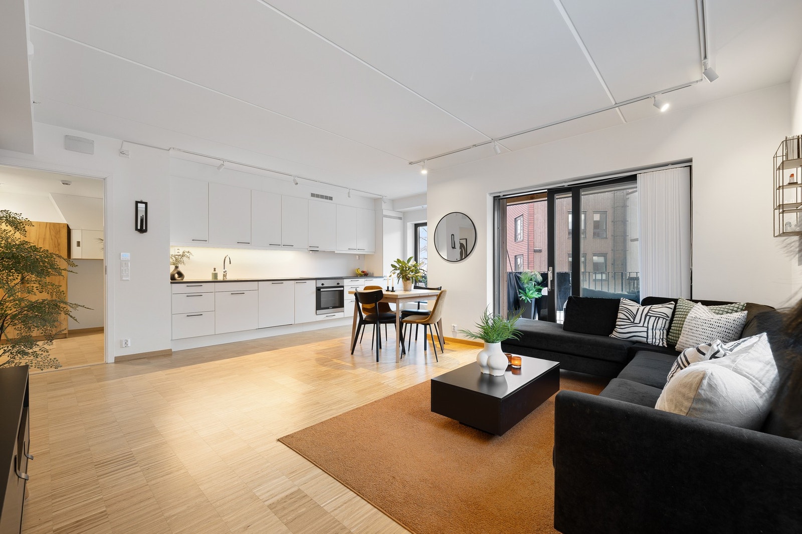 Stue og kjøkken har en åpen og romslig løsning på hele 30,7 kvm, med god plass til å etablere flere sitte-og spisegrupper. Galleribilde