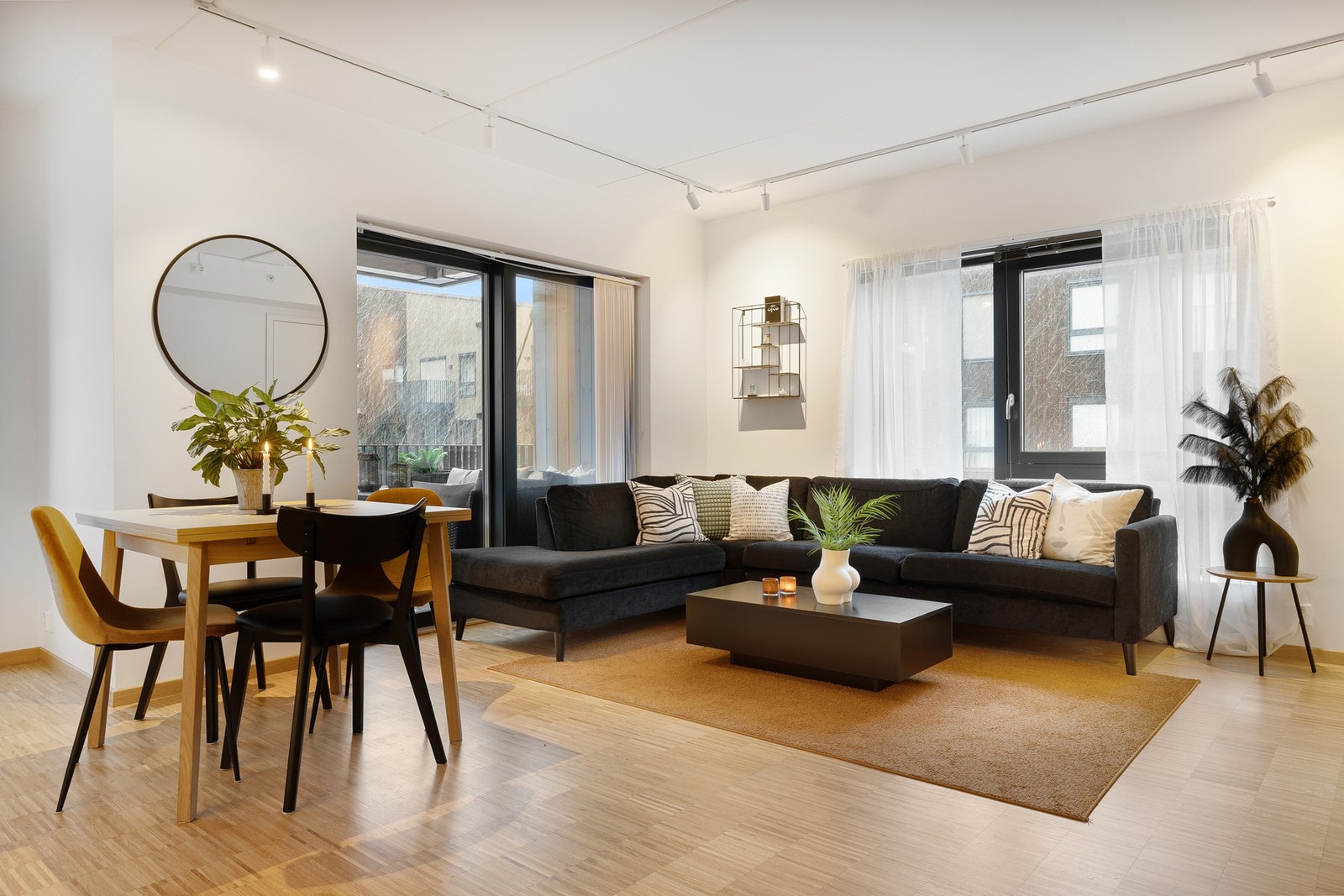 EiendomsMegler 1 v/ Mads Larsen har gleden av å ønske velkommen til Lade alle 42 G - En delikat og strøken 3-roms hjørneleilighet på attraktive Gartnersletta! Foto: Pholio, (Julian Nonstad). Galleribilde