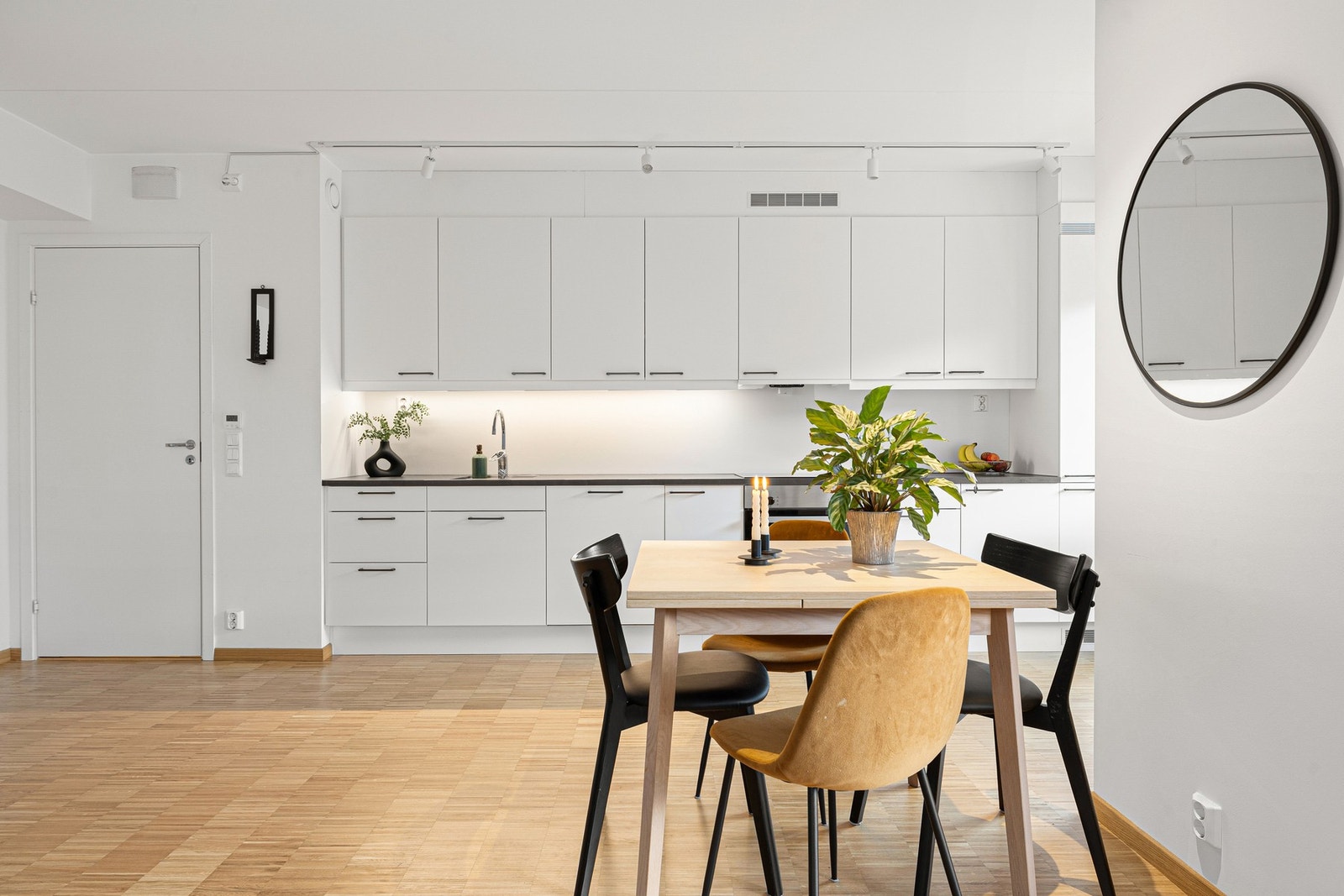 I tilknytning til kjøkkenet er det godt med plass til spisebord. Her kan du nyte frokosten med ferske bakevarer fra Rosenborg Bakeri, kun et steinkast unna leiligheten. Galleribilde