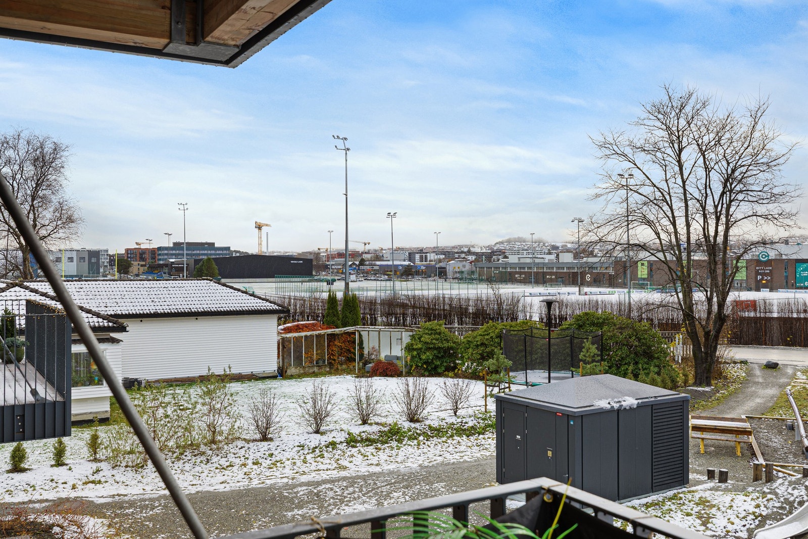 Her bor du midt i smørøyet med umiddelbar nærhet til alt av servicetilbud, så vel som gode turmuligheter langs ladestien med stranda i Korsvika. Galleribilde