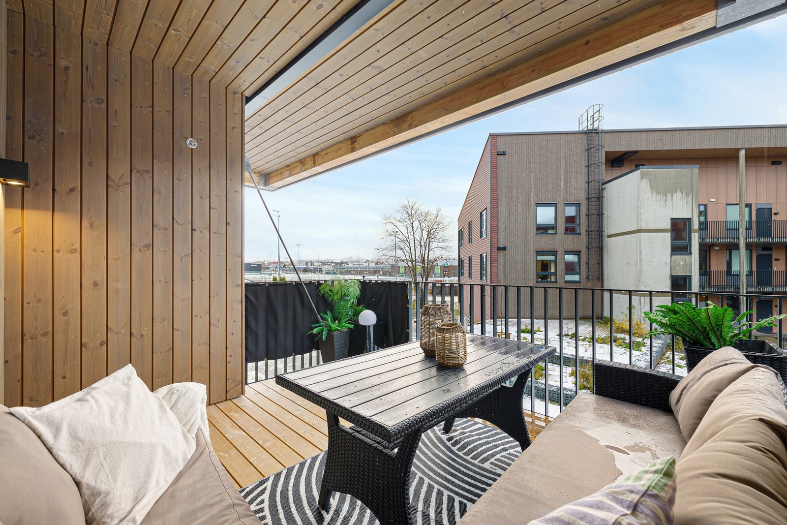 Balkongen har en flott beliggenhet med gode solforhold store deler av dagen på sommerhalvåret. Galleribilde