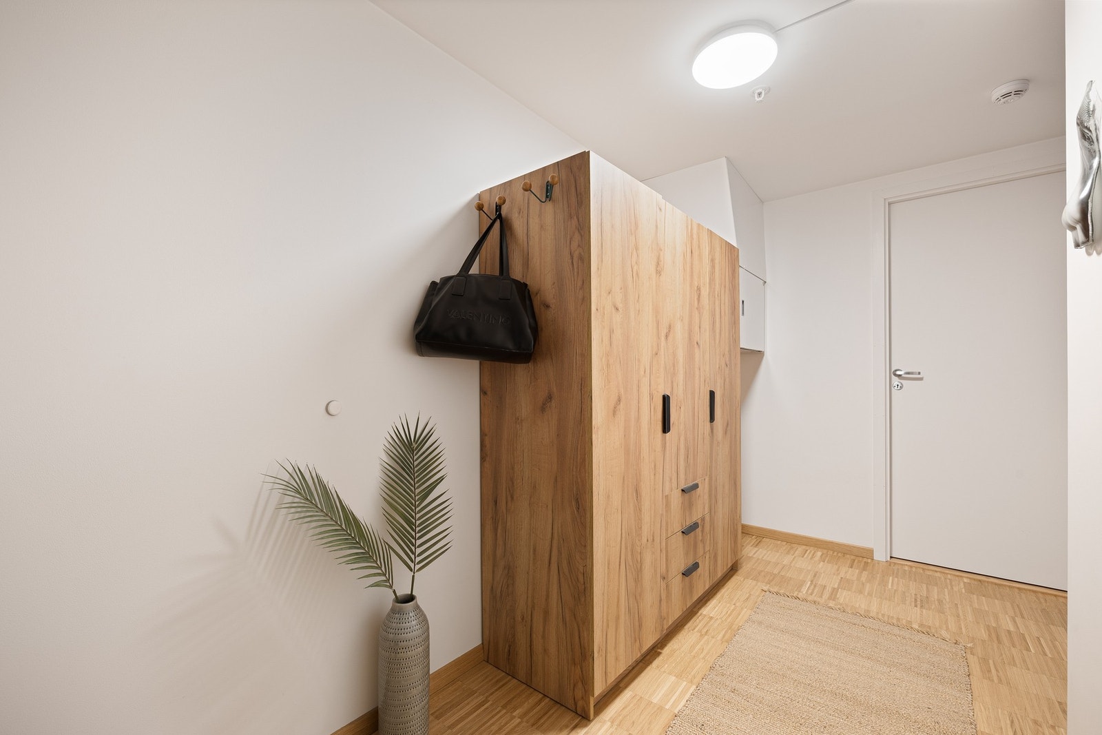 I entreèn har du godt med plass til oppheng av yttertøy og oppbevaring av sko. Garderobeskapet medfølger ikke i handelen. Galleribilde