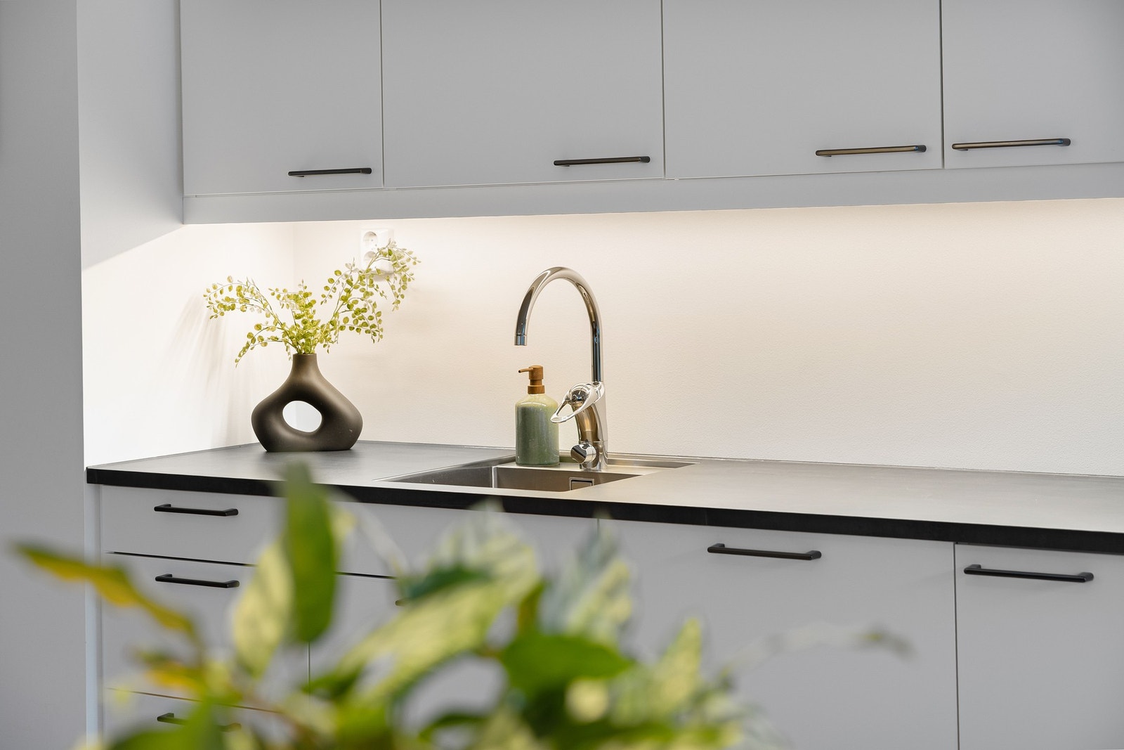 Kjøkkenet holder en svært god standard, og er vurdert til TG 0 av takstmann i samtlige punkter i tilstandsrapporten. Galleribilde