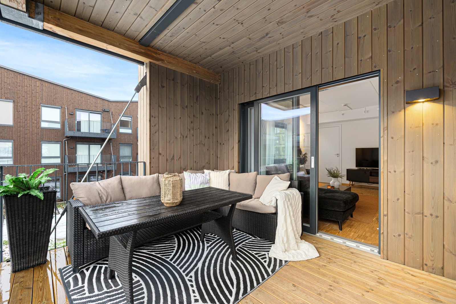 I forlengelse av stuen har du den romslige balkongen på hele 9,8 kvm. Her har du godt med plass til å etablere en større sittegrupper og annet utendørsmøblement etter ønske. Galleribilde