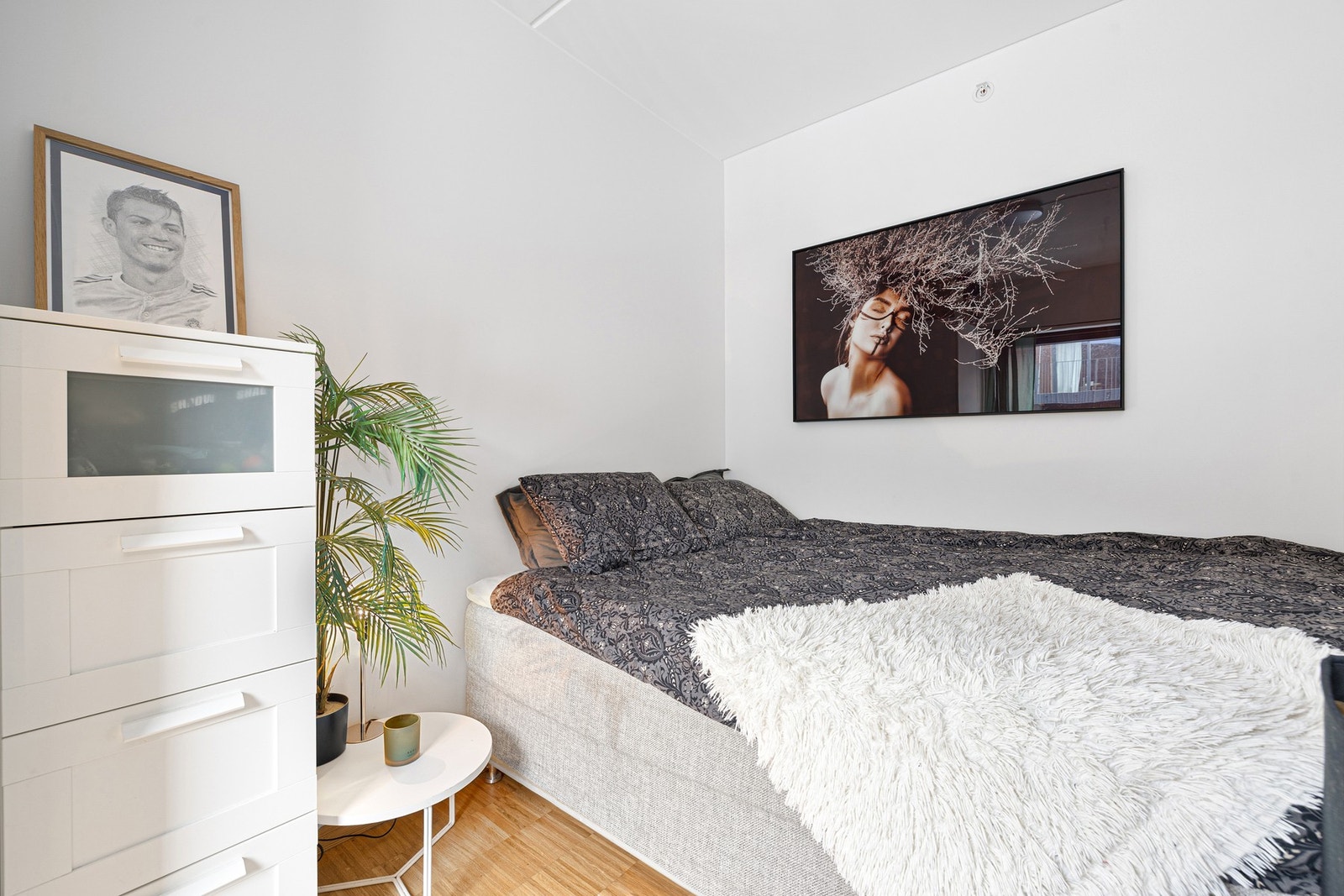 Fra stuen har du adkomst til soverom 2, som er målt til 7,2 kvm. Også her har du god plass til seng og annet soveromsmøblement. Galleribilde