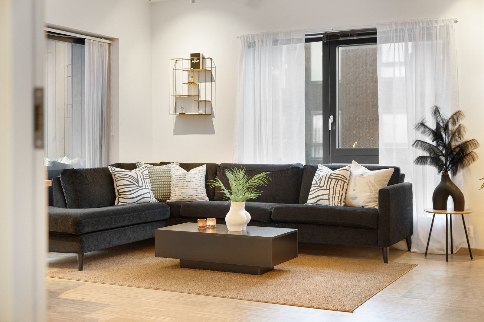 Bygget ble oppført i 2024 og leiligheten består av en åpen stue/kjøkken løsning, 2 soverom, bad, ekstern bod, entré og en romslig balkong. Galleribilde